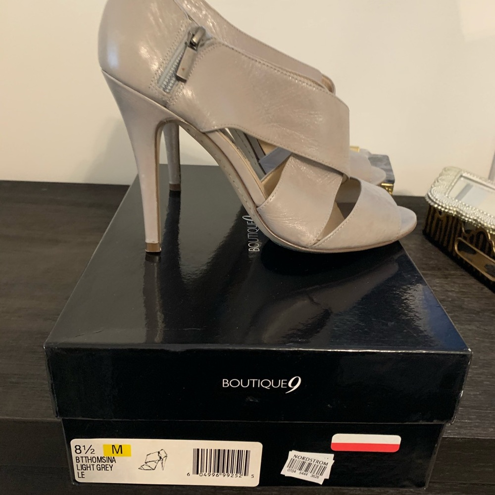 Stiletto grey leather pumps by Boutique 9